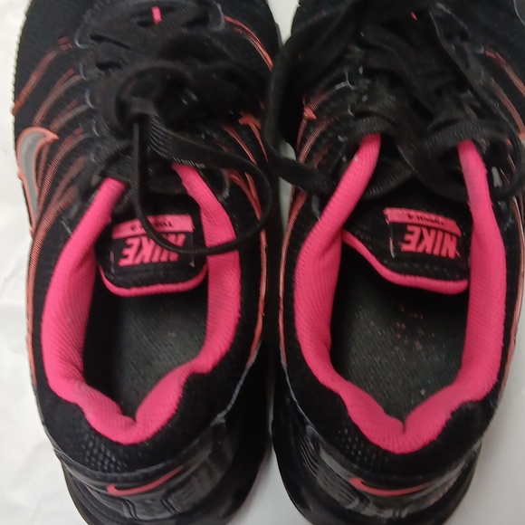 Nike Women's Black and Pink Sneakers - Picture 12 of 16